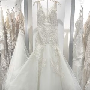 New beautiful chantilly lace Pronovias wedding dress (Atelier Collection 2016)
